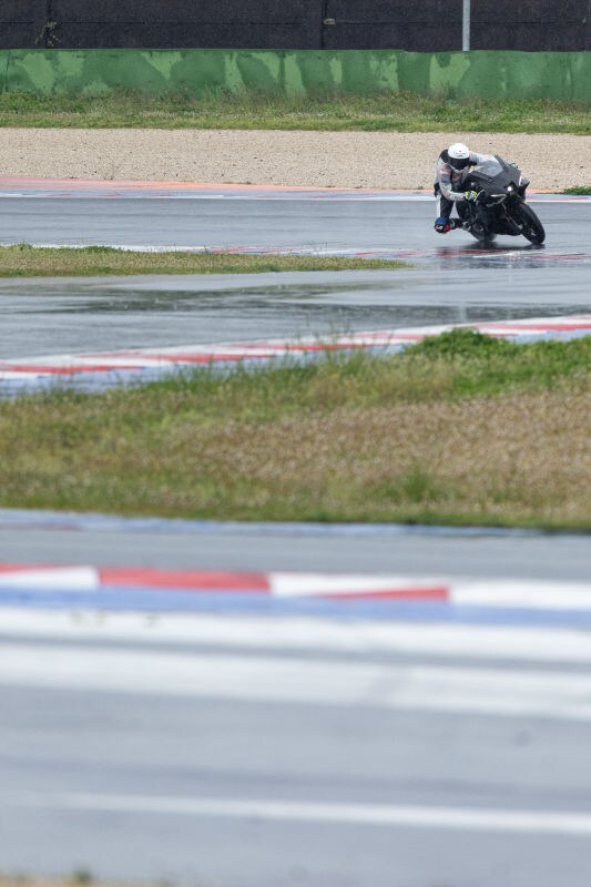 Bagnata e sottomessa: no, non è un porno anni 80 ma il primo test con la nuova Yamaha R9